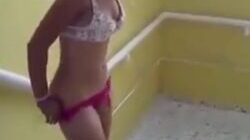 Le vale verga todo y se desnuda en la escuela