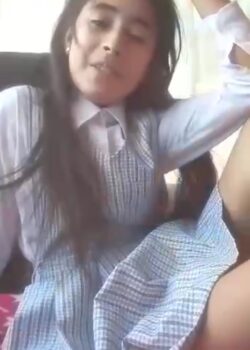 Colegiala De Ricas Piernas + Vídeo Masturbándose