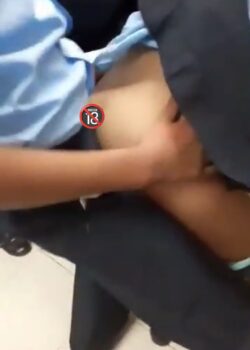 Otra morra cogiendo en el aula de clases