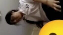 Su mamá la manda a estudiar, pero no encima de una verga