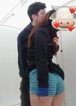 La culona de clase se la cogen en los baños