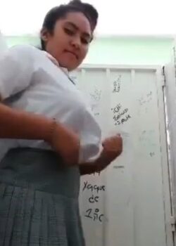Colegiala Tetona Se Desnuda En Los Baños Y Se Hace Viral